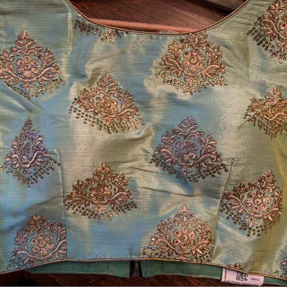 Lime green and gold embroidered cropped Indian blouse - Picture 4 of 5
